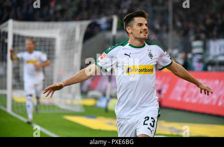 Mönchengladbach, Deutschland. Okt, 2018 21. Jonas Hofmann von Mönchengladbach feiert zählen während einer Deutschen Bundesligaspiel zwischen Borussia Mönchengladbach und FSV Mainz in Mönchengladbach, Deutschland, am Okt. 21, 2018. Mönchengladbach gewann 4-0. Credit: Ulrich Hufnagel/Xinhua/Alamy leben Nachrichten Stockfoto