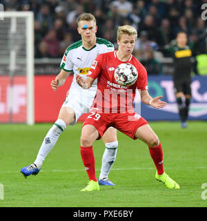 Mönchengladbach, Deutschland. Okt, 2018 21. Matthias Ginter (L) von Mönchengladbach Mias mit Jonathan Burkardt Mainz während einer Deutschen Bundesligaspiel zwischen Borussia Mönchengladbach und FSV Mainz in Mönchengladbach, Deutschland, am Okt. 21, 2018. Mönchengladbach gewann 4-0. Credit: Ulrich Hufnagel/Xinhua/Alamy leben Nachrichten Stockfoto