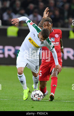 Mönchengladbach, Deutschland. Okt, 2018 21. Thorgan Gefahr (L) von Mönchengladbach Mias mit Jean-Paul Boetius von Mainz während einer Deutschen Bundesligaspiel zwischen Borussia Mönchengladbach und FSV Mainz in Mönchengladbach, Deutschland, am Okt. 21, 2018. Mönchengladbach gewann 4-0. Credit: Ulrich Hufnagel/Xinhua/Alamy leben Nachrichten Stockfoto