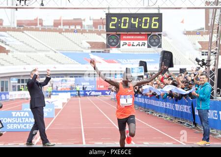 Amsterdam. Okt, 2018 21. Kenianische Lawrence Cherono feiert, nachdem während der 43Th TCS Amsterdam Marathon in Amsterdam, die Niederlande am Okt. 21, 2018. Kenias Lawrence Cherono beansprucht den Titel der Männer in einer Zeit von 2:04:06 Und äthiopischen Tadelech Bekele führte alle Frauen mit 2:23:14. Quelle: Sylvia Lederer/Xinhua/Alamy leben Nachrichten Stockfoto