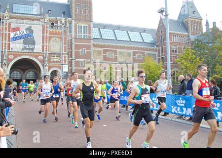 Amsterdam. Okt, 2018 21. Läufer Pass das Rijksmuseum während der 43Th TCS Amsterdam Marathon in Amsterdam, die Niederlande am Okt. 21, 2018. Kenias Lawrence Cherono beansprucht den Titel der Männer in einer Zeit von 2:04:06 Und äthiopischen Tadelech Bekele führte alle Frauen mit 2:23:14. Quelle: Sylvia Lederer/Xinhua/Alamy leben Nachrichten Stockfoto
