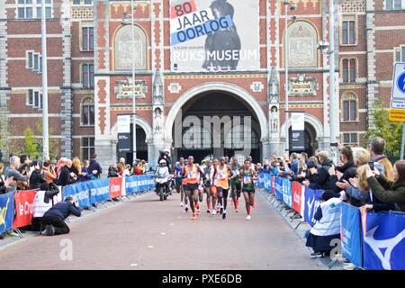 Amsterdam. Okt, 2018 21. Läufer Pass das Rijksmuseum während der 43Th TCS Amsterdam Marathon in Amsterdam, die Niederlande am Okt. 21, 2018. Kenias Lawrence Cherono beansprucht den Titel der Männer in einer Zeit von 2:04:06 Und äthiopischen Tadelech Bekele führte alle Frauen mit 2:23:14. Quelle: Sylvia Lederer/Xinhua/Alamy leben Nachrichten Stockfoto