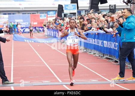 Amsterdam. Okt, 2018 21. Tadelech Bekele aus Äthiopien über die Ziellinie fährt während der 43Th TCS Amsterdam Marathon in Amsterdam, die Niederlande am Okt. 21, 2018. Kenias Lawrence Cherono beansprucht den Titel der Männer in einer Zeit von 2:04:06 Und äthiopischen Tadelech Bekele führte alle Frauen mit 2:23:14. Quelle: Sylvia Lederer/Xinhua/Alamy leben Nachrichten Stockfoto