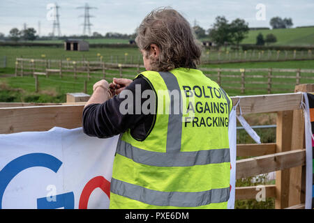 Wenig Plumpton, Flyde, Lancashire, UK. Okt, 2018 20. Eine Demonstrantin wird gesehen, wenn Sie auflegen, ein Zeichen vor dem März. Demonstranten aus dem Vereinigten Königreich auf das kleine Dorf Little Plumpton gegen die jüngste Entscheidung für den Frack Cuadrilla Website in Preston neue Strasse wieder aufzunehmen, zu protestieren. Die umstrittene Website wurde mit scharfen Zähnen und Mißbilligung von Anwohnern, die in höheren Plätzen der Regierung getroffen. Credit: Stewart Kirby/SOPA Images/ZUMA Draht/Alamy leben Nachrichten Stockfoto