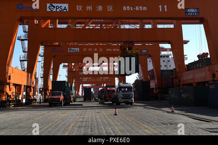 (181022) - Peking, Oktober 22, 2018 (Xinhua) - LKW Transport waren an qinzhou Port in Qinzhou, South China Guangxi Zhuang autonomen Region, Dez. 19, 2017. China's Road Freight Transport schnelle Expansion in den ersten neun Monaten 2018 fort, das Ministerium für Verkehr, die in einer Aussage gesagt Okt. 20, 2018. Von Januar bis September, die Menge der Ladung auf Straßen, die den Löwenanteil in Chinas total Cargo Transport durchgeführt, um 7,5 Prozent auf 28,64 Milliarden Tonnen. Das Wachstum kam unter Chinas stetigen wirtschaftlichen Wachstum, das mit 6,7 Prozent in den drei Quar stand Stockfoto
