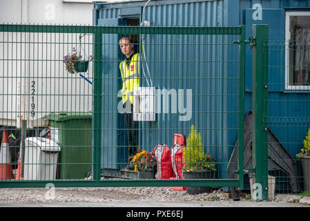 Wenig Plumpton, Flyde, Lancashire, UK. Okt, 2018 21. Ein Mitglied von Sicherheit gesehen peeking aus seiner Hütte während seiner Schicht. Demonstranten aus dem Vereinigten Königreich auf das kleine Dorf Little Plumpton gegen die jüngste Entscheidung für den Frack Cuadrilla Website in Preston neue Strasse wieder aufzunehmen, zu protestieren. Die umstrittene Website wurde mit scharfen Zähnen und Mißbilligung von Anwohnern, die in höheren Plätzen der Regierung getroffen. Credit: Stewart Kirby/SOPA Images/ZUMA Draht/Alamy leben Nachrichten Stockfoto