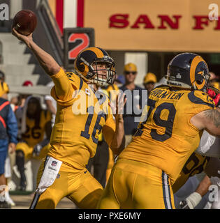 San Francisco, Kalifornien, USA. Okt, 2018 21. Los Angeles Rams Quarterback Jared Goff (16) am Sonntag, den 21. Oktober 2018, in Levis Stadion in Santa Clara, Kalifornien. Der Los Angeles Rams besiegten die 49ers 39-10. Credit: Al Golub/ZUMA Draht/Alamy leben Nachrichten Stockfoto