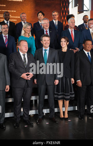 Die der dänische Ministerpräsident Lars Lokke Rasmussen (L) Kronprinz Frederik (C) Kronprinzessin Mary (R) für eine Familie Bild während der P4G Gipfel von Kopenhagen 2018 im Konzerthaus des dänischen Rundfunks dar. Stockfoto