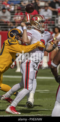San Francisco, Kalifornien, USA. Okt, 2018 21. Los Angeles Rams linebacker Samson Ebukam (50) macht die San Francisco 49ers quarterback C.J. (3) lose Beathard die Kugel am Sonntag, 21. Oktober 2018, in Levis Stadion in Santa Clara, Kalifornien. Der Los Angeles Rams besiegten die 49ers 39-10. Credit: Al Golub/ZUMA Draht/Alamy leben Nachrichten Stockfoto
