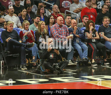 Los Angeles, CA, USA. Okt, 2018 21. LA Clippers Inhaber Steve Ballmer sitzt Gericht Seite während der Houston Rockets vs Los Angeles Clippers at Staples Center am 21. Oktober 2018. (Foto durch Jevone Moore) Credit: Csm/Alamy leben Nachrichten Stockfoto