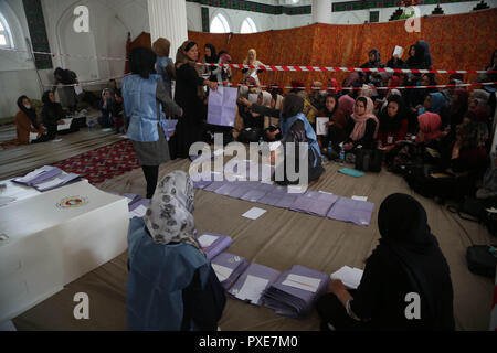 (181022) - KABUL, Oktober 22, 2018 (Xinhua) - der Afghanischen Unabhängigen Wahlkommission (IEC) Arbeitnehmer zählen Stimmzettel während der Parlamentswahlen zu einem polling Zentrum in Kabul, der Hauptstadt Afghanistans, Okt. 21, 2018. Die Abstimmung der Afghanischen Parlamentswahlen geschlossen Sonntag Abend und die Stimmenauszählung fort, der Vorsitzende der Unabhängigen Wahlkommission sagte. (Xinhua / Rahmat Alizadah) (zxj) Stockfoto