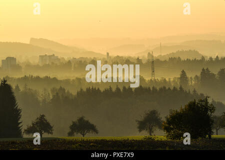 22 Oktober 2018, Baden-Wuerttemberg, Wangen im Allgäu: Bodennebel liegt kurz nach Sonnenaufgang über die Wiesen und Felder. Nur zwei Hochhäuser am Rande der Stadt ragen aus dem Nebel. Foto: Felix Kästle/dpa Stockfoto