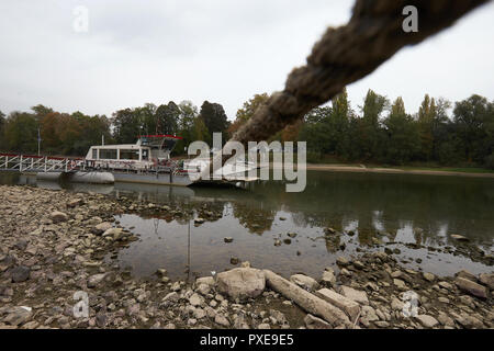 Rolandswerth, Deutschland. 15 Okt, 2018. Die Fähre, die in der Regel Schüler zum Gymnasium auf dem Rhein Insel Nonnenwerth, ist fest am Ufer vertäut aufgrund der niedrigen Wasserstand. School's Out im Moment. Quelle: Thomas Frey/dpa/Alamy leben Nachrichten Stockfoto