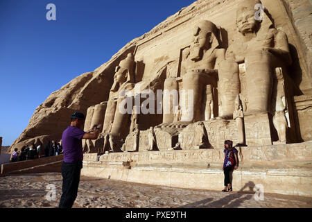 Assuan, Ägypten. 22 Okt, 2018. Touristen besuchen die Großen Tempel von Abu Simbel in den Sun Festival, welches auch mit dem Gedenken an den 50. Jahrestag der Rettung des Tempels vom Ertrinken zusammenfällt, in Assuan, Ägypten, am Okt. 22, 2018. Während der Sun Festival, Menschenmassen versammeln sich vor Sonnenaufgang Sonnenlicht Aufhellung der Skulptur von König Ramses II, die zweimal pro Jahr auftritt und stellt seinen Geburtstag und Krönung bzw. zu beobachten. Credit: Ahmed Gomaa/Xinhua/Alamy leben Nachrichten Stockfoto