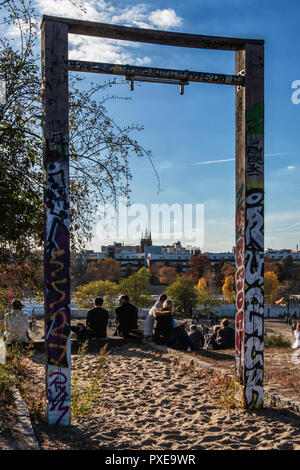 Berlin, Deutschland. 21. Oktober 2018. Die beliebten Mauerpark Park überfüllt war, Berlinern und Touristen die letzten warmen Herbst Wetter genießen. Credit: Eden Breitz/Alamy leben Nachrichten Stockfoto