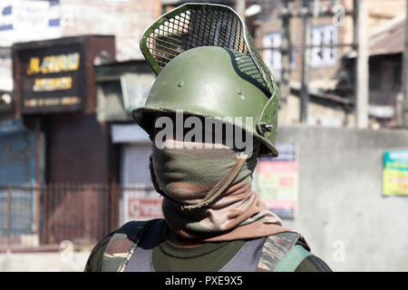 Srinagar, Kashmir. 22. Okt 2018. Eine Indische trooper wacht während der Ausgangssperre wie Beschränkungen in Teilen von Tal. Die gemeinsamen Widerstand Führung (JRL), einer separatistischen Konglomerat unter der Leitung von Syed Ali Geelani, Umer Mirwaiz Farooq und Muhammad Yasin Malik, genannt die Abschaltung gegen sieben Personen in Explosion getötet wurden, nachdem eine Begegnung im Stadtteil Kulgam gestern. Über 40 wurden bei der Explosion und den Unruhen, die folgten, verletzt. © sofi Suhail/Alamy leben Nachrichten Stockfoto