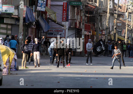 Srinagar, Kashmir. 22. Okt 2018. . Kaschmirischen muslimische Demonstranten Parolen schreien, als sie Steine auf indische Polizei während des Protestes werfen. Die gemeinsamen Widerstand Führung (JRL), einer separatistischen Konglomerat unter der Leitung von Syed Ali Geelani, Umer Mirwaiz Farooq und Muhammad Yasin Malik, genannt die Abschaltung gegen sieben Personen in Explosion getötet wurden, nachdem eine Begegnung im Stadtteil Kulgam gestern. Über 40 wurden bei der Explosion und den Unruhen, die folgten, verletzt. © sofi Suhail/Alamy leben Nachrichten Stockfoto