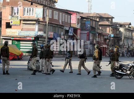 Srinagar, Kashmir. 22. Okt 2018. . Indische Polizei patrouilliert, während des Protestes. Die gemeinsamen Widerstand Führung (JRL), einer separatistischen Konglomerat unter der Leitung von Syed Ali Geelani, Umer Mirwaiz Farooq und Muhammad Yasin Malik, genannt die Abschaltung gegen sieben Personen in Explosion getötet wurden, nachdem eine Begegnung im Stadtteil Kulgam gestern. Über 40 wurden bei der Explosion und den Unruhen, die folgten, verletzt. © sofi Suhail/Alamy leben Nachrichten Stockfoto