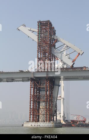 (181022) -- ZHUHAI, Oktober 22, 2018 (Xinhua) - Foto auf Feb 2, 2015 zeigt die Baustelle des Hong Kong-Zhuhai-Macao Brücke in der Lingdingyang Gewässer, South China übernommen. Die Hong Kong-Zhuhai-Macao Brücke ist offiziell für den Verkehr um 9:00 Uhr öffnen am 24. Die 55 Kilometer lange Brücke, in der Lingdingyang Wasser des Pearl River Mündung gelegen, wird die weltweit längste Seebrücke. Der Bau begann am 15. Dezember 2009. Es wird die Reisezeit zwischen Hongkong und Zhuhai von drei Stunden auf 30 Minuten, die weitere Integration der Städte im Pearl River De Stockfoto