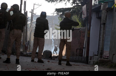 Srinagar, Kashmir. 22. Okt 2018. Ein. Kaschmirischen muslimische Demonstranten werfen zurück explodierte Gas Shell an der indischen Polizei reißen, während des Protestes. Die gemeinsamen Widerstand Führung (JRL), einer separatistischen Konglomerat unter der Leitung von Syed Ali Geelani, Umer Mirwaiz Farooq und Muhammad Yasin Malik, genannt die Abschaltung gegen sieben Personen in Explosion getötet wurden, nachdem eine Begegnung im Stadtteil Kulgam gestern. Über 40 wurden bei der Explosion und den Unruhen, die folgten, verletzt. © sofi Suhail/Alamy leben Nachrichten Stockfoto