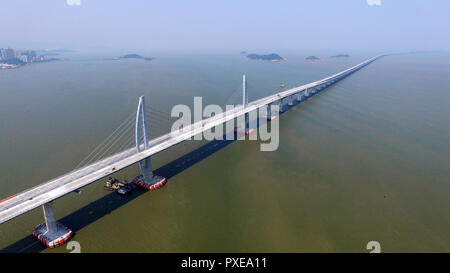 (181022) -- ZHUHAI, Oktober 22, 2018 (Xinhua) - Luftaufnahme auf Sept. 27, 2016 zeigt die Hong Kong-Zhuhai-Macao Brücke im Bau in der Lingdingyang Gewässer, South China übernommen. Die Hong Kong-Zhuhai-Macao Brücke ist offiziell für den Verkehr um 9:00 Uhr öffnen am 24. Die 55 Kilometer lange Brücke, in der Lingdingyang Wasser des Pearl River Mündung gelegen, wird die weltweit längste Seebrücke. Der Bau begann am 15. Dezember 2009. Es wird die Reisezeit zwischen Hongkong und Zhuhai von drei Stunden auf 30 Minuten, die weitere Integration der Städte im Pearl River. Stockfoto