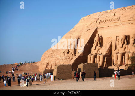 Assuan, Ägypten. 22 Okt, 2018. Touristen besuchen die Großen Tempel von Abu Simbel in den Sun Festival, welches auch mit dem Gedenken an den 50. Jahrestag der Rettung des Tempels vom Ertrinken zusammenfällt, in Assuan, Ägypten, am Okt. 22, 2018. Während der Sun Festival, Menschenmassen versammeln sich vor Sonnenaufgang Sonnenlicht Aufhellung der Skulptur von König Ramses II, die zweimal pro Jahr auftritt und stellt seinen Geburtstag und Krönung bzw. zu beobachten. Credit: Ahmed Gomaa/Xinhua/Alamy leben Nachrichten Stockfoto