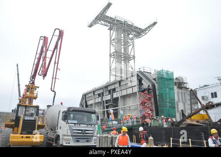 (181022) -- ZHUHAI, Oktober 22, 2018 (Xinhua) - Foto auf März 26, 2017 zeigt die Baustelle des Hong Kong-Zhuhai-Macao Brücke in der Lingdingyang Gewässer, South China. Die Hong Kong-Zhuhai-Macao Brücke ist offiziell für den Verkehr um 9:00 Uhr öffnen am 24. Die 55 Kilometer lange Brücke, in der Lingdingyang Wasser des Pearl River Mündung gelegen, wird die weltweit längste Seebrücke. Der Bau begann am 15. Dezember 2009. Es wird die Reisezeit zwischen Hongkong und Zhuhai von drei Stunden auf 30 Minuten, die weitere Integration der Städte im Pearl River. Stockfoto