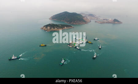 (181022) -- ZHUHAI, Oktober 22, 2018 (Xinhua) - Foto am 6. März, 2017 zeigt die Baustelle des Hong Kong-Zhuhai-Macao Brücke in der Lingdingyang Gewässer, South China. Die Hong Kong-Zhuhai-Macao Brücke ist offiziell für den Verkehr um 9:00 Uhr öffnen am 24. Die 55 Kilometer lange Brücke, in der Lingdingyang Wasser des Pearl River Mündung gelegen, wird die weltweit längste Seebrücke. Der Bau begann am 15. Dezember 2009. Es wird die Reisezeit zwischen Hongkong und Zhuhai von drei Stunden auf 30 Minuten, die weitere Integration der Städte im Pearl River D Stockfoto