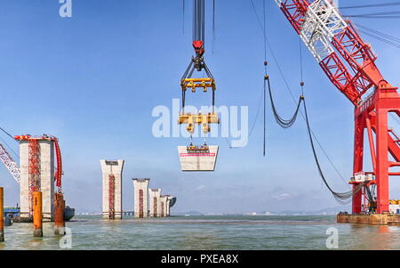 (181022) -- ZHUHAI, Oktober 22, 2018 (Xinhua) - Foto auf Sept. 6, 2015 zeigt die Baustelle des Hong Kong-Zhuhai-Macao Brücke in der Lingdingyang Gewässer, South China. Die Hong Kong-Zhuhai-Macao Brücke ist offiziell für den Verkehr um 9:00 Uhr öffnen am 24. Die 55 Kilometer lange Brücke, in der Lingdingyang Wasser des Pearl River Mündung gelegen, wird die weltweit längste Seebrücke. Der Bau begann am 15. Dezember 2009. Es wird die Reisezeit zwischen Hongkong und Zhuhai von drei Stunden auf 30 Minuten, die weitere Integration der Städte im Pearl River D Stockfoto