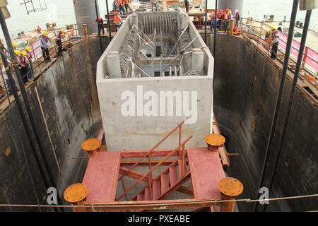 (181022) -- ZHUHAI, Oktober 22, 2018 (Xinhua) - Foto am Juni 3, 2013 zeigt die Baustelle des Hong Kong-Zhuhai-Macao Brücke in der Lingdingyang Gewässer, South China. Die Hong Kong-Zhuhai-Macao Brücke ist offiziell für den Verkehr um 9:00 Uhr öffnen am 24. Die 55 Kilometer lange Brücke, in der Lingdingyang Wasser des Pearl River Mündung gelegen, wird die weltweit längste Seebrücke. Der Bau begann am 15. Dezember 2009. Es wird die Reisezeit zwischen Hongkong und Zhuhai von drei Stunden auf 30 Minuten, die weitere Integration der Städte im Pearl River De Stockfoto