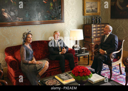 Lissabon, Portugal. 22 Okt, 2018. Portugals Präsident Marcelo Rebelo de Sousa (R), König Philippe von Belgien (C) und Königin Mathilde von Belgien (L) während ihrer Sitzung am Belem Palace in Lissabon am 22. Oktober 2018, im ersten von 3 Tagen Royals auf Staatsbesuch in Portugal. Credit: Pedro Fiuza/ZUMA Draht/Alamy leben Nachrichten Stockfoto