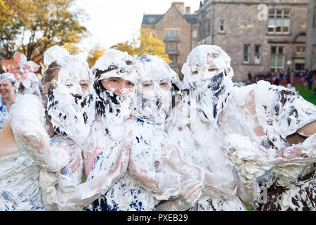 St Andrews, Fife, Schottland, 22. Oktober 2018. St Andrews Studenten feiern eine alte Tradition berufen Raisen Montag ein traditionelles Ritual, das jedes Jahr stattfindet, in dem die Schülerinnen und Schüler gegenseitig verdecken in Schaum. © Richard Newton/Alamy leben Nachrichten Stockfoto