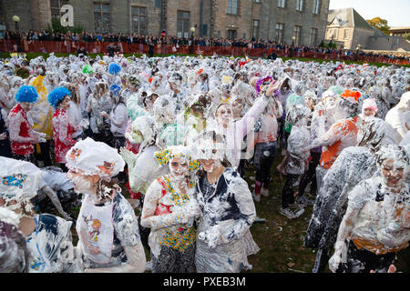 St Andrews, Fife, Schottland, 22. Oktober 2018. St Andrews Studenten feiern eine alte Tradition berufen Raisen Montag ein traditionelles Ritual, das jedes Jahr stattfindet, in dem die Schülerinnen und Schüler gegenseitig verdecken in Schaum. © Richard Newton/Alamy leben Nachrichten Stockfoto