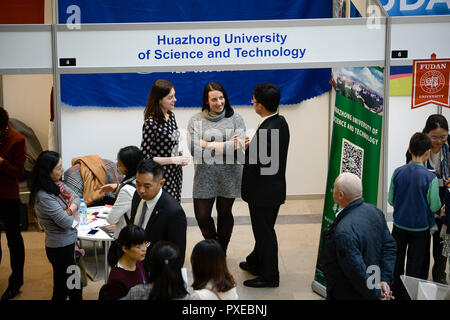 Warschau. Okt, 2018 21. Schüler besuchen die 2018 China Hochschulbildung Ausstellung an der Warschauer Universität für Technologie in Warschau, Polen am Okt. 21, 2018. Die 2018 China Hochschulbildung Ausstellung wurde hier mit dem Ziel, umfassend die Einführung chinesischer Universitäten und die Förderung der polnischen Studenten in China zu studieren. Credit: Jaap Arriens/Xinhua/Alamy leben Nachrichten Stockfoto