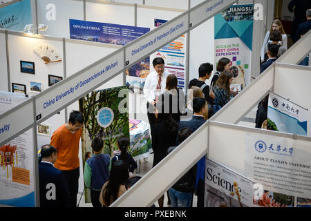 Warschau. Okt, 2018 21. Schüler besuchen die 2018 China Hochschulbildung Ausstellung an der Warschauer Universität für Technologie in Warschau, Polen am Okt. 21, 2018. Die 2018 China Hochschulbildung Ausstellung wurde hier mit dem Ziel, umfassend die Einführung chinesischer Universitäten und die Förderung der polnischen Studenten in China zu studieren. Credit: Jaap Arriens/Xinhua/Alamy leben Nachrichten Stockfoto