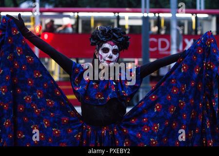 Mexiko City, Mexiko. Okt, 2018 21. Eine verschleierte Frau nimmt an den Feierlichkeiten zum "Tag der Toten". Die "Dia de los Muertos (Tag der Toten) ist einer der wichtigsten Feiern in Mexiko, in einer fröhlichen Atmosphäre der Verstorbene wird am 1. November gedacht. Credit: Gerardo Vieyra/dpa/Alamy leben Nachrichten Stockfoto