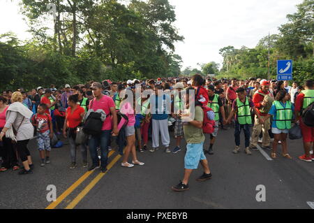 Ciudad Hidalgo, Mexiko. Okt, 2018 21. Verschiedene Personen im grünen Westen führen der März der zentralen Position der US-Amerikaner. Tausende von honduranerinnen, werden von guatemaltekischen und Salvadorean Migranten im Süden von Mexiko. Die Karawane mit Taschen und Kinder auf ihren Schultern gehen Sie in Richtung der uns in der Hoffnung auf eine bessere Zukunft. Credit: Rafael Victorio/dpa/Alamy leben Nachrichten Stockfoto