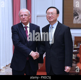 Peking, China. 22 Okt, 2018. Yang Jiechi, Mitglied des Politbüros der Kommunistischen Partei Chinas (CPC) Zentralausschuss und Leiter der Kommission für Auswärtige Angelegenheiten des CPC-Zentralausschusses, trifft sich mit der portugiesische Außenminister Augusto Santos Silva in Peking, der Hauptstadt von China, Okt. 22, 2018. Quelle: Rao Aimin/Xinhua/Alamy leben Nachrichten Stockfoto