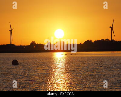 Sheerness, Kent, Großbritannien. 22 Okt, 2018. UK Wetter: Der Sonnenuntergang am Barton's Point See in Sheerness, Kent. Credit: James Bell/Alamy leben Nachrichten Stockfoto