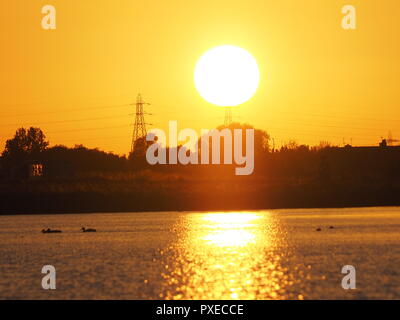 Sheerness, Kent, Großbritannien. 22 Okt, 2018. UK Wetter: Der Sonnenuntergang am Barton's Point See in Sheerness, Kent. Credit: James Bell/Alamy leben Nachrichten Stockfoto