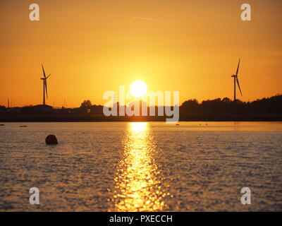 Sheerness, Kent, Großbritannien. 22 Okt, 2018. UK Wetter: Der Sonnenuntergang am Barton's Point See in Sheerness, Kent. Credit: James Bell/Alamy leben Nachrichten Stockfoto