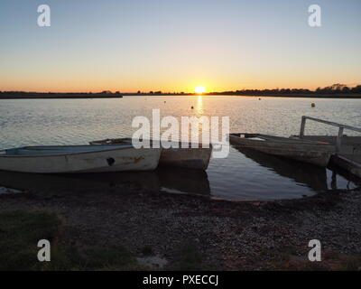 Sheerness, Kent, Großbritannien. 22 Okt, 2018. UK Wetter: Der Sonnenuntergang am Barton's Point See in Sheerness, Kent. Credit: James Bell/Alamy leben Nachrichten Stockfoto