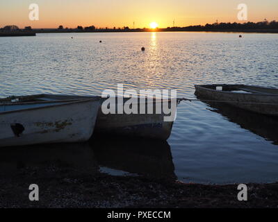 Sheerness, Kent, Großbritannien. 22 Okt, 2018. UK Wetter: Der Sonnenuntergang am Barton's Point See in Sheerness, Kent. Credit: James Bell/Alamy leben Nachrichten Stockfoto