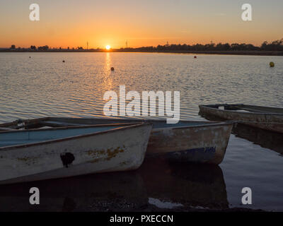 Sheerness, Kent, Großbritannien. 22 Okt, 2018. UK Wetter: Der Sonnenuntergang am Barton's Point See in Sheerness, Kent. Credit: James Bell/Alamy leben Nachrichten Stockfoto