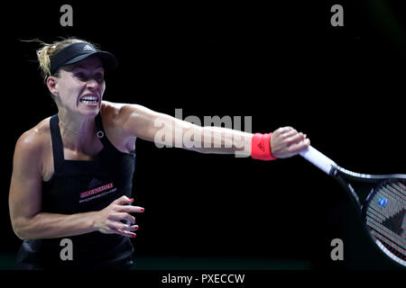 Singapur, Singapur. 22 Okt, 2018. Angelique Kerber in Deutschland dient während des Spiels zwischen Angelique Kerber und Kiki Bertens an Tag 2 der WTA-Finale an der Singapur Indoor Stadium. Credit: Paul Miller/ZUMA Draht/Alamy leben Nachrichten Stockfoto