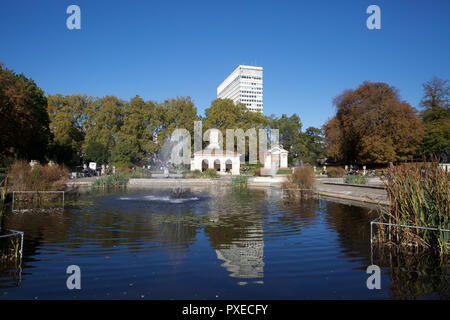 London, Großbritannien. 22 Okt, 2018. Menschen tauchen Sie ein in die herrlich warmen Herbst Sonnenschein in Kensington Gardens, London. Credit: Keith Larby/Alamy leben Nachrichten Stockfoto