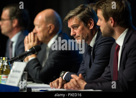 Karlsruhe Neureut, Deutschland. 22 Okt, 2018. Oliver Kreuzer (sportdirektor). GES/fussball/3. Liga: KSC Mitgliederversammlung, 22.10.2018 Fußball: 3. Liga: Hauptversammlung der KSC-Mitglieder, Karlsruhe, Oktober 22, 2018 | Verwendung der weltweiten Kredit: dpa/Alamy leben Nachrichten Stockfoto