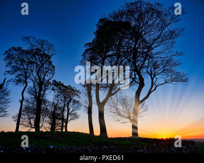 Tissington, UK. 22 Okt, 2018. UK Wetter: Moat niedrige Derbyshire spektakulären Sonnenuntergang über der Bronzezeit Runde in der Nähe von Barrow Tissington im Peak District National Park Credit: Doug Blane/Alamy leben Nachrichten Stockfoto