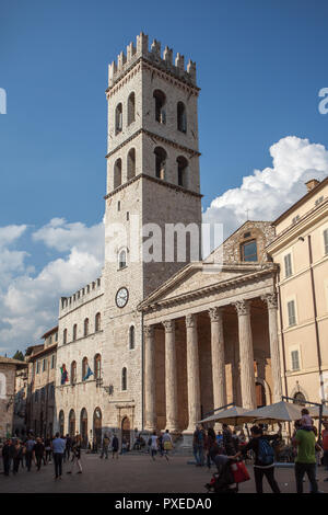 Minervatempel von der Piazza del Comune in Assisi aus gesehen. Perugia, Umbrien, Italien Stockfoto