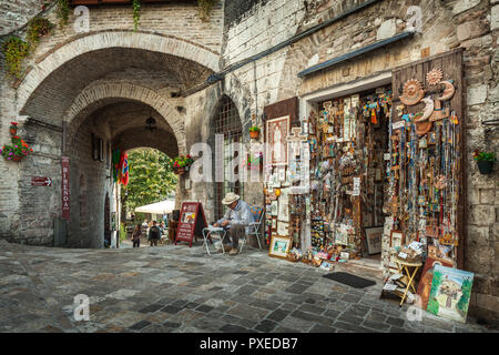 Souvenirladen in einer Straße in Assisi. Perugia, Umbrien, Italien Stockfoto